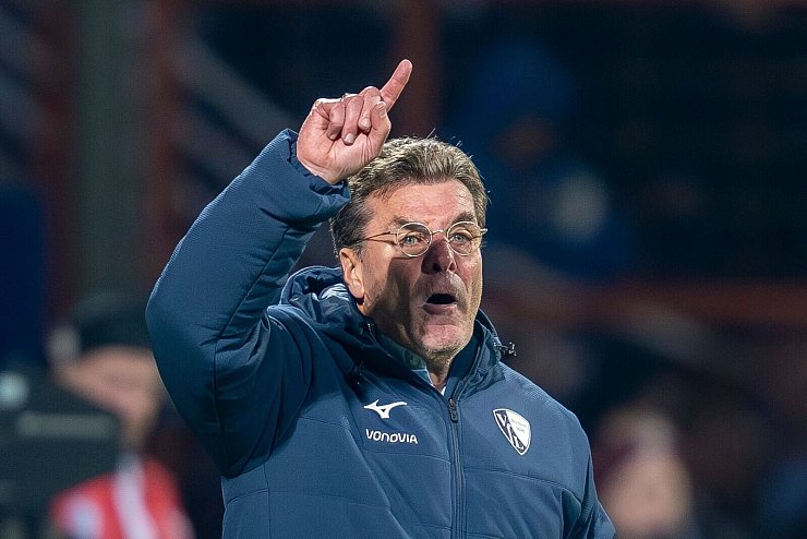 Dieter Hecking holte bei seiner Bochum-Premiere einen Punkt. - © David Inderlied/dpa