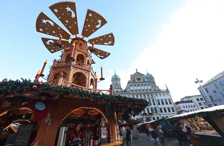 Für die meisten Menschen spielt die religiöse Bedeutung von Weihnachten kaum noch eine Rolle. (Symbolbild) - © Karl-Josef Hildenbrand/dpa