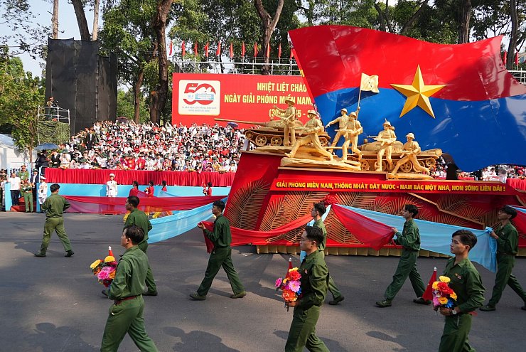 Hunderttausende feierten in Ho-Chi-Minh-Stadt. - © Hau Dinh/AP/dpa