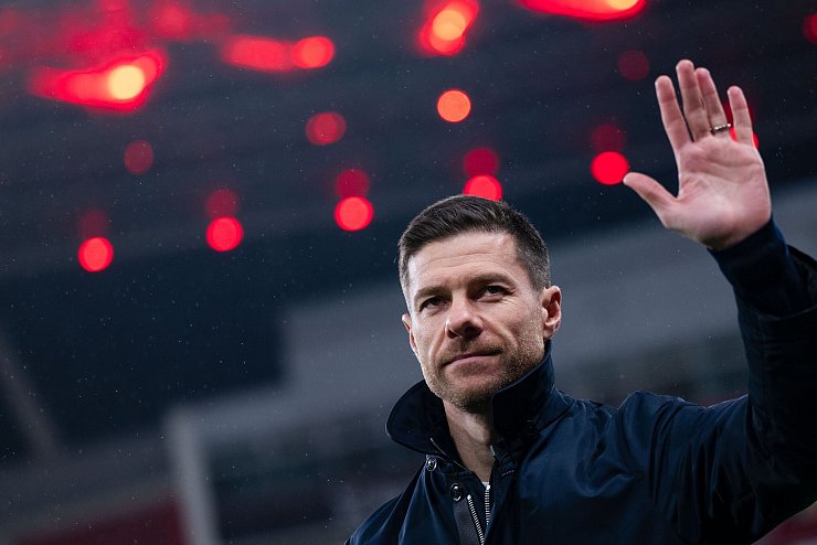 Bayer-Coach Xabi Alonso sieht sein Team in allen Wettbewerben in einer Top-Position. - © Marius Becker/dpa