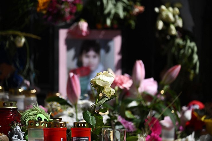 Mit Kerzen und Blumen haben Menschen im Juni in Döbeln der neunjährigen Valeriia gedacht. Sie war zuvor in einem Wald ermordet worden. (Archivbild) - © Robert Michael/dpa