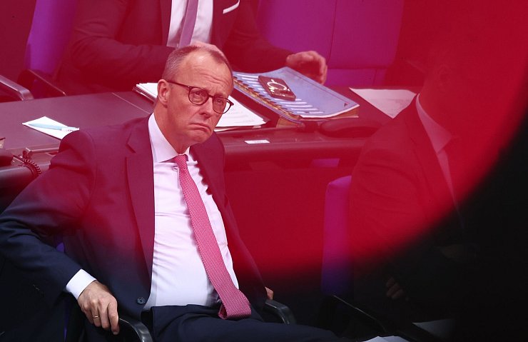 Friedrich Merz (CDU), Kanzlerkandidat der Union, muss sich von der SPD anhören, er sei nicht fähig, auf Augenhöhe zu verhandeln, sondern wolle die anderen Fraktionen erpressen, damit sie seine Vorschläge zur Migrationspolitik unverändert abnicken. - © Hannes P. Albert/dpa