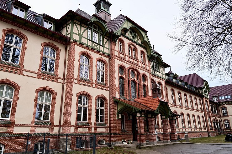 Auf dem Areal mit Wohnungen in Beelitz-Heilstätten haben sich innerhalb einiger Tage zwei Gewaltverbrechen ereignet. - © Michael Ukas/dpa