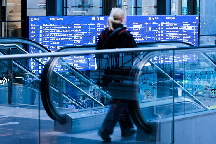 Auch für Fahrgäste der Bahn war 2024 kein leichtes Jahr. Mehr als jeder dritte Zug war verspätet. - © Carsten Koall/dpa