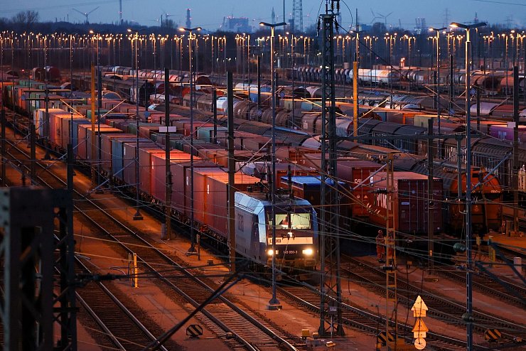 Die Güterverkehrssparte muss bis 2026 schwarze Zahlen schreiben. (Archivbild) - © Bodo Marks/dpa
