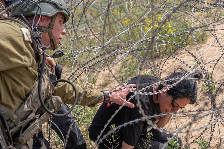 Mutter von Geisel versucht, Stacheldraht an Gaza-Grenze zu überwinden. - © Ilia Yefimovich/dpa