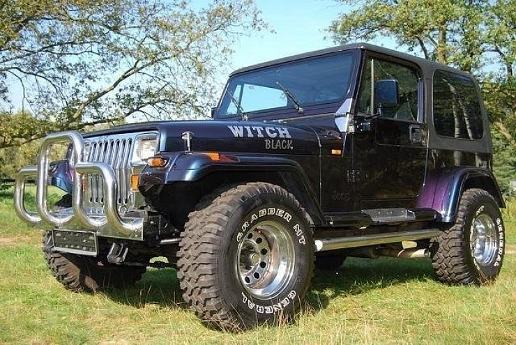 Mit diesem Jeep Wrangler fuhr Karl-Friedrich M. am 21. Oktober davon. Das Auto ist im Kreis Minden-Lübbecke zugelassen und trägt auf dem linken Kotflügel den Schriftzug "Witch Black". - © FOTO: POLIZEI