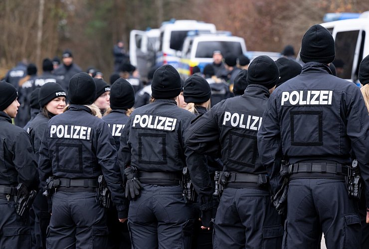 Bis zu 200 Polizisten durchkämmtem das Gebiet um den Leichen-Fundort. - © Sven Hoppe/dpa