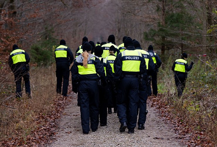 Das Waldgebiet bei München wurde durchsucht. - © Sven Hoppe/dpa