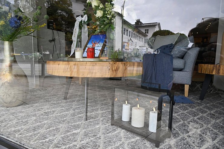 Das Einrichtungshaus der Familie ist zum Trauerort geworden. - © Uwe Lein/dpa
