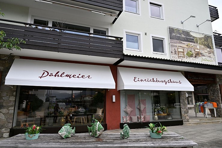 Vor dem Einrichtungshaus der Familie Dahlmeier stehen Blumen - © Uwe Lein/dpa