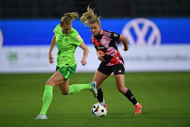 Linda Dallmann (r) bringt Bayern gegen Juventus in Führung. - © Swen Pförtner/dpa