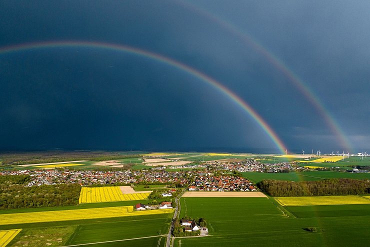 Gleich doppelt: Regenbogen über Büren-Steinhausen im Kreis Paderborn - © Christoph Reichwein/dpa