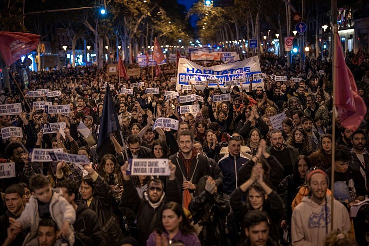 In Städten wie Barcelona sind auch Touristenunterkünfte Teil des Problems. - © Emilio Morenatti/AP