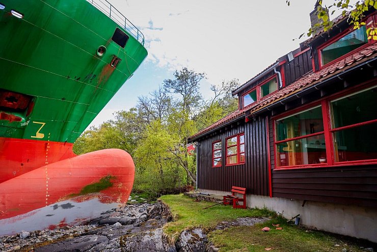 Das Schiff verfehlte das Haus nur um wenige Meter. - © Jan Langhaug/NTB/dpa