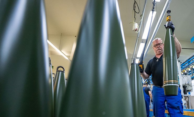 Ein Rheinmetall-Mitarbeiter ist mit der Herstellung von 155-Millimeter-Artilleriemunition beschäftigt - solche Geschosse werden in Europas Armeen dringend gebraucht. (Archivbild) - © Philipp Schulze/dpa