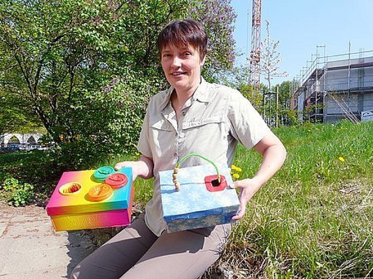 Anschauungs-Material: Eva Gottesleben zeigt die Boxen, die sie mit den Mitarbeitern in Rumänien gebastelt hat. Foto: Privat