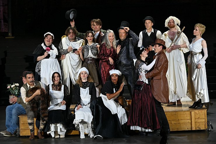 Ein munteres Stück mit viel Musik: die Hersfelder «Sommernachtsträume» nach Motiven von William Shakespeare. (Foto-Produktion) - © Uwe Zucchi/dpa