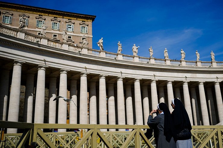 Zum zweiten Mal in Folge muss Franziskus auf das Sonntagsgebet verzichten. - © Alessandra Tarantino/AP/dpa