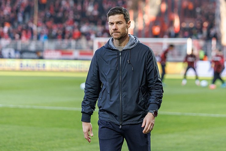 Leverkusens Trainer Xabi Alonso hat vor dem Pokalspiel in München ein gutes Gefühl. - © Andreas Gora/dpa