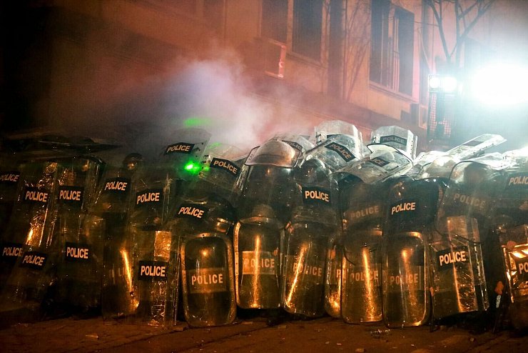 In der Hauptstadt Tiflis zog die Polizei erneut starke Kräfte für einen möglichen Einsatz gegen die Demonstranten zusammen. - © Zurab Tsertsvadze/AP/dpa