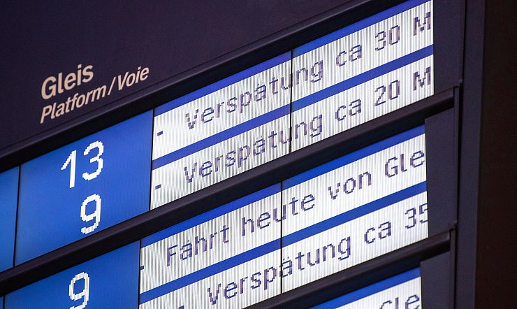 Mit den Generalsanierungen will die Bahn vor allem die chronische Unpünktlichkeit in den Griff kriegen. (Archivbild) - © Fabian Sommer/dpa