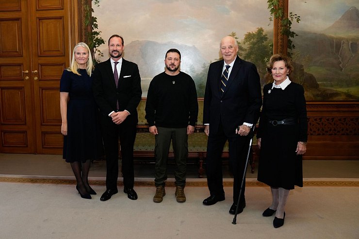 Der ukrainische Präsidetn Wolodymyr Selenskyj (M) trifft in Oslo die norwegische Königsfamilie. - © Fredrik Varfjell/NTB/dpa