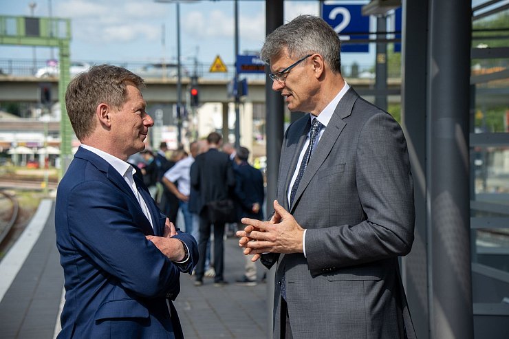 Der eine geht, der andere bleibt: Noch-Bahnchef Lutz und Verkehrsminister Schnieder. - © Harald Tittel/dpa