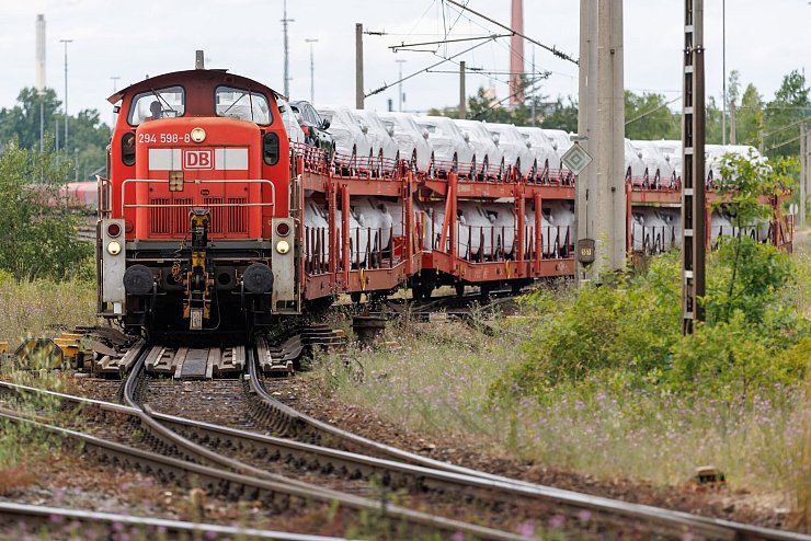 Die Güterverkehrstochter DB Cargo muss dringend aus den roten Zahlen kommen. (Archivbild) - © Daniel Karmann/dpa