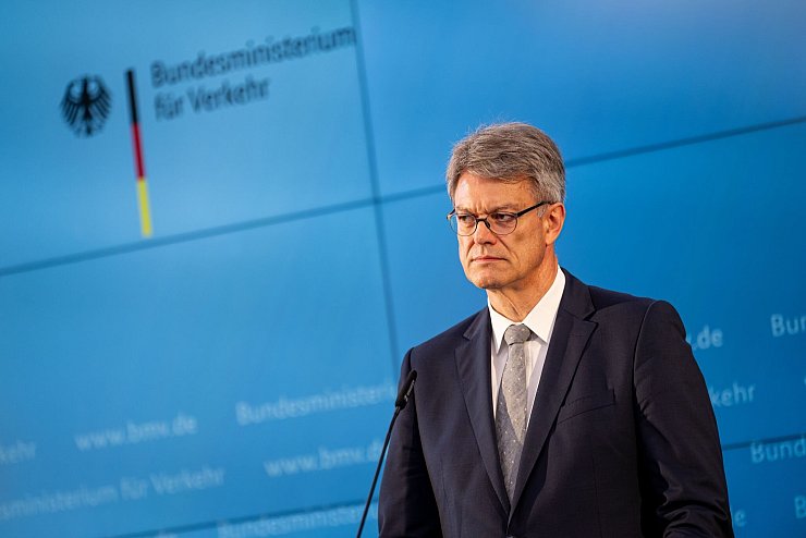 Verkehrsminister Schnieder hat große Erwartungen an den künftigen Bahnchef. - © Fabian Sommer/dpa