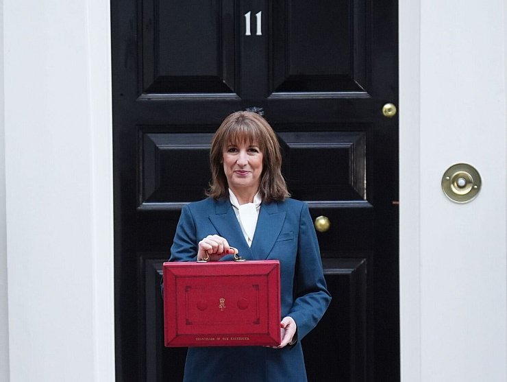 Finanzminister Rachel Reeves hat zugegeben, Wahlversprechen zu brechen. - © James Manning/PA Wire/dpa