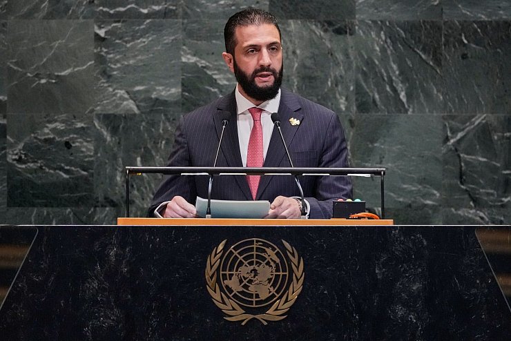 Syriens Interimspräsident al-Scharaa kritisiert Israels dauernde Angriffe auf sein Land. - © Richard Drew/AP/dpa