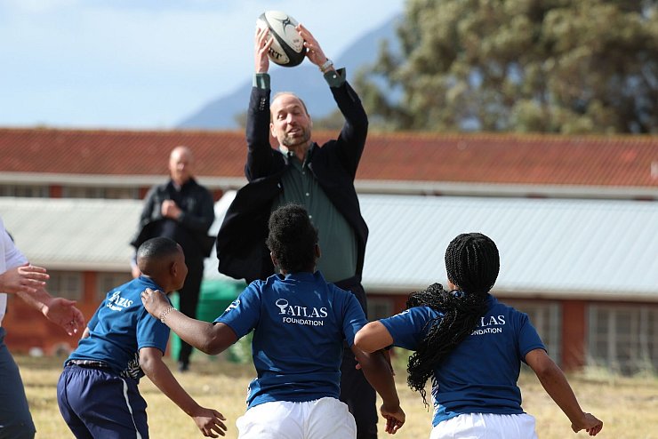 Königliche Fitness: Der britische Prinz William nimmt an einer Rugby-Trainingseinheit teil. - © Phil Noble/PA Wire/dpa