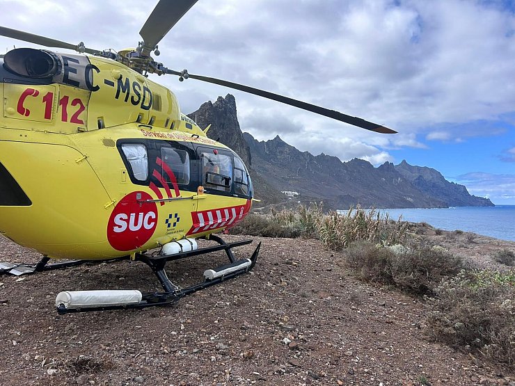 Der staatliche spanische Wetterdienst Aemet warnt regelmäßig vor dem Risiko besonders hoher Wellen an den Nord- und Westküsten der Kanarischen Inseln. Immer wieder kommt es auf den Inseln im Atlantik durch die ungebremst auf Land treffenden Wellen zu Toten und Verletzten. - © 112 Canarias/dpa