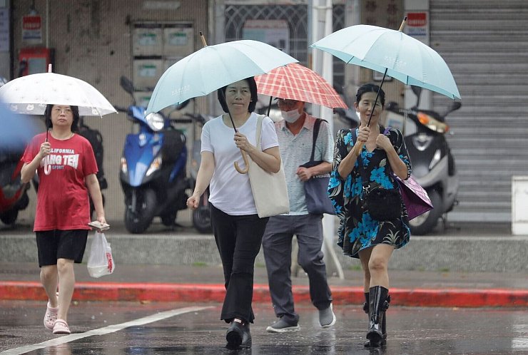 Wegen des Taifuns wurden in Taiwan zahlreiche Flüge gestrichen und Geschäfte blieben geschlossen. - © Chiang Ying-ying/AP/dpa