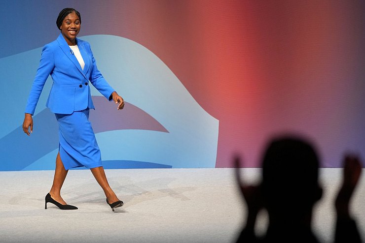 Kemi Badenoch gilt als Liebling der Parteibasis. (Archivbild) - © Kin Cheung/AP/dpa
