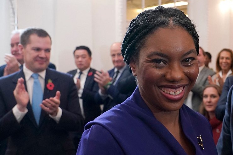 Kemi Badenoch strahlte, nachdem das Wahlergebnis verkündet wurde. - © Alberto Pezzali/AP/dpa