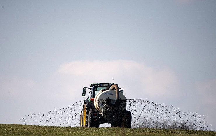 Die größte Belastung des Oberflächen- und Grundwassers gehe von der Landwirtschaft aus, berichtet die EU-Umweltagentur. - © Sebastian Gollnow/dpa
