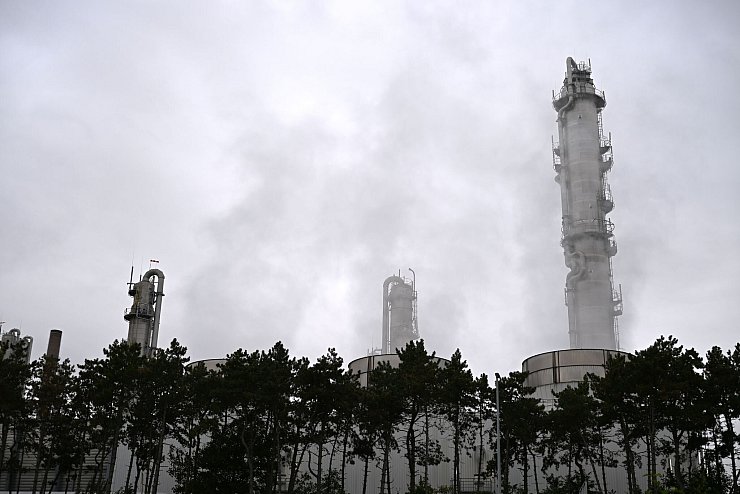 Ineos-Anlagen in Köln-Worringen: Wer in der EU Chemikalien herstellt, muss dafür relativ hohe Kosten schultern. - © Wolf von Dewitz/dpa