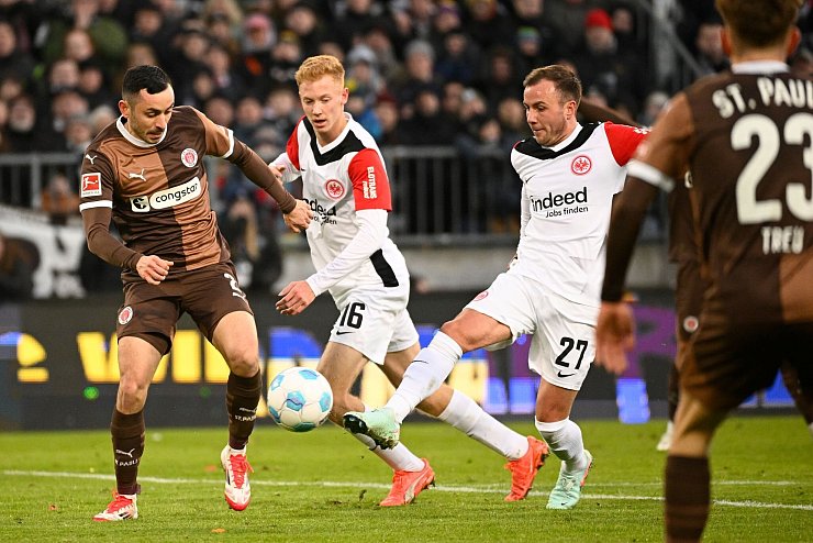 Umkämpftes Duell zwischen dem FC St. Pauli und Eintracht Frankfurt - © Gregor Fischer/dpa