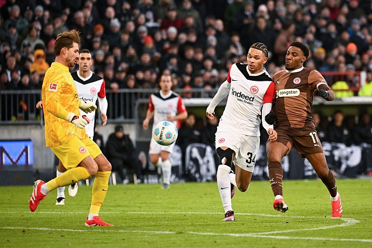 Setzte sich zu selten durch: FC St. Paulis Stürmer Oladapo Afolayan (r) - © Gregor Fischer/dpa