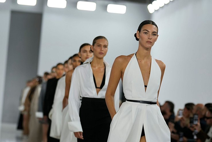 Klare Formen und neutrale Farben prägen die neue Mode von Max Mara. - © Luca Bruno/AP/dpa