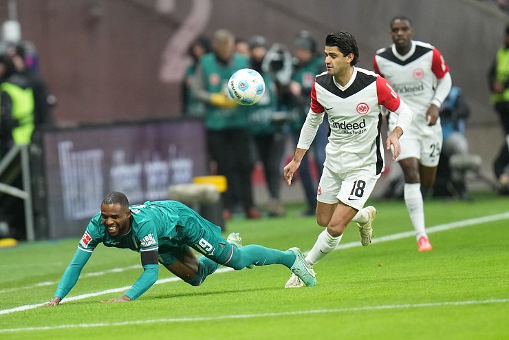 Schwerer Stand gegen Mahmoud Dahoud: Frank Onyeka (li.) - © Thomas Frey/dpa