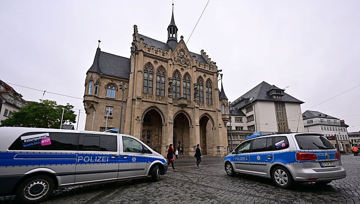 Polizeifahrzeuge stehen nach einer Bombendrohung vor dem Erfurter Rathaus. - © Martin Schutt/dpa