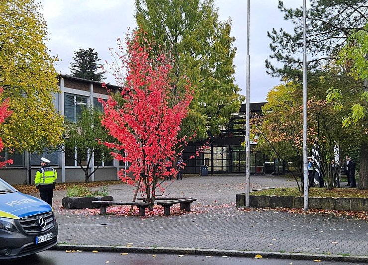 Einsatzkräfte der Polizei stehen vor dem Hegel-Gymnasium im Stuttgarter Stadtbezirk Vaihingen. Die Einrichtung wurde geräumt. - © Andreas Rosar/dpa