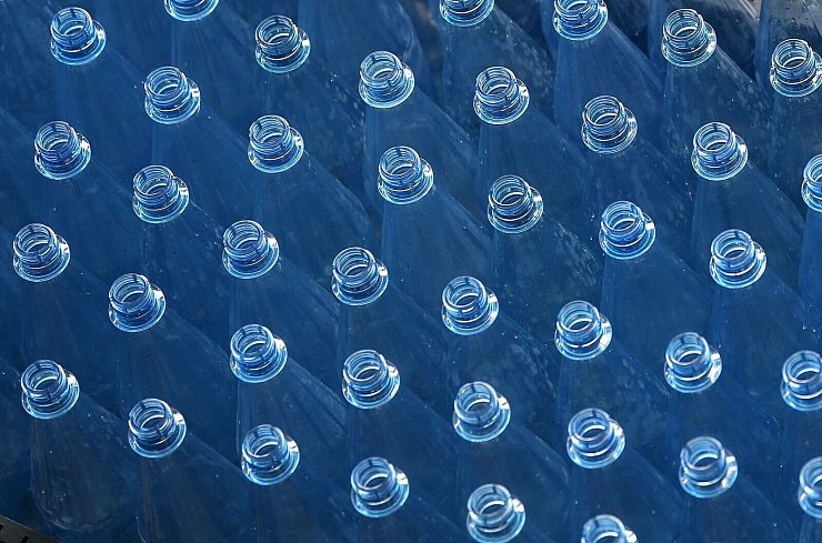 Wasser aus Plastikflaschen enthält mehr Plastikteilchen als solches aus der Leitung. (Symbolbild) - © Ina Fassbender/dpa