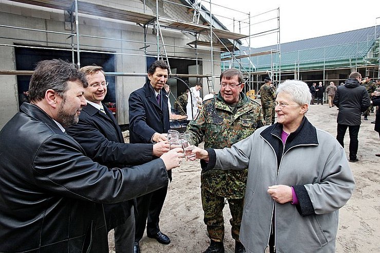 Anstoß: Redner und Gäste freuen sich über das neue Clubgebäude in der Kaserne.
