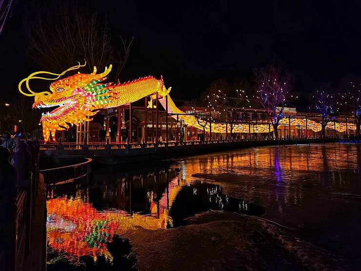 Eine drachenförmige Lichtinstallation am Mondneujahrsabend im Shichahai-Gebiet in Peking. - © Li Muzi/XinHua/dpa