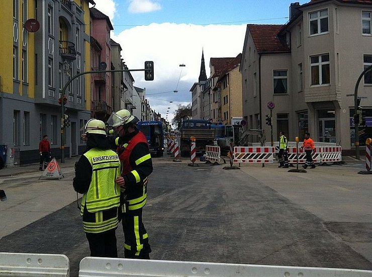 Das Gas-Leck enstand bei Straßenbauarbeiten. - © FOTO: STEFAN BOSCHER
