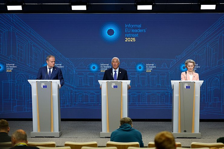 Zum Abschluss des Gipfels gab es eine gemeinsame Dreier-Pressekonferenz. - © Omar Havana/AP/dpa